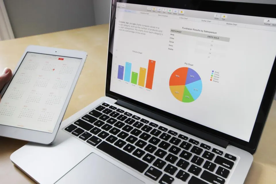 Portátil mostrando gráficos de visitas y posiciones de una web en Google