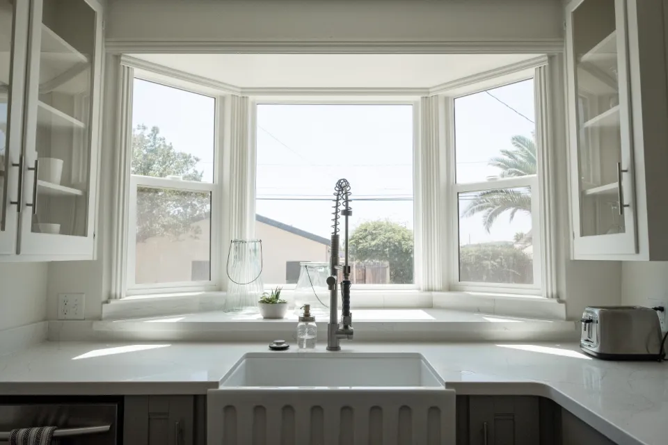 Cocina luminosa con ventana recién reformada, lista para entregar al cliente