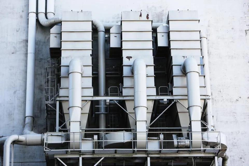 Conductos de ventilación blancos de una instalación de climatización