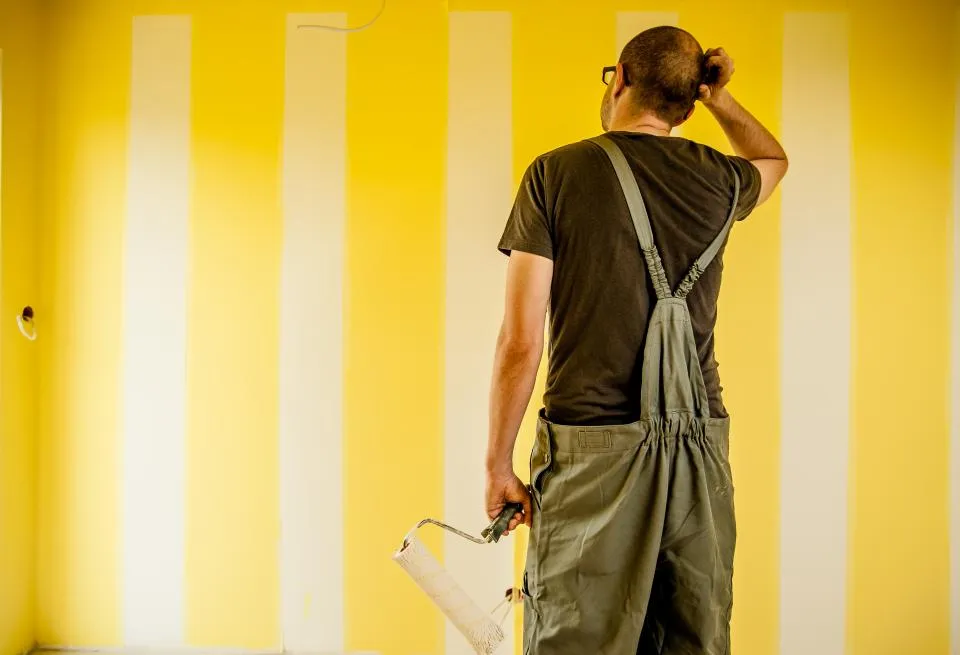 Javi pintando una pared de amarillo
