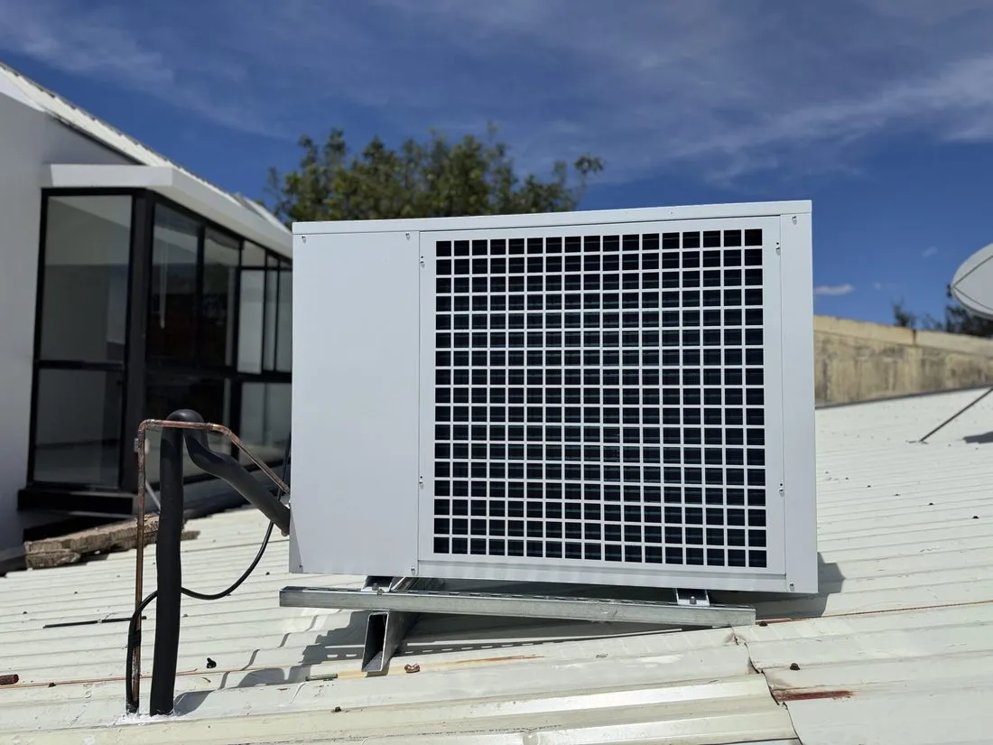 Unidad exterior de aire acondicionado instalada en una cubierta